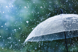 Eau de pluie avec un parapluie transparent avec d'illustrer l'intérêt de récupérer l'eau de pluie à son domicile