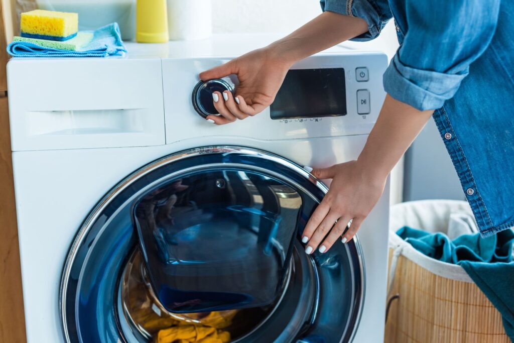 Máquina de lavar roupa ligada à água da chuva armazenada no depósito de recuperação