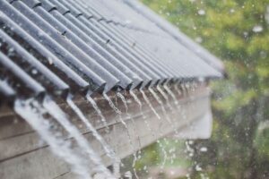 Pluie qui tombe sur le toit. Elle va ensuite dans les gouttières puis dans votre citerne souple !