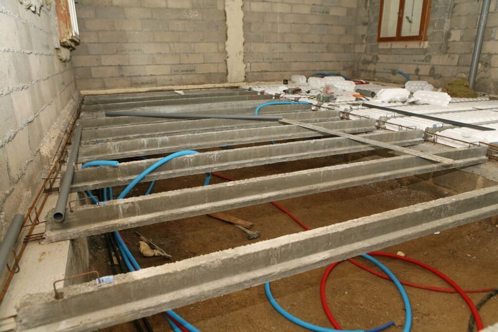Rum under gulvet, hvor der kan installeres en fleksibel tank